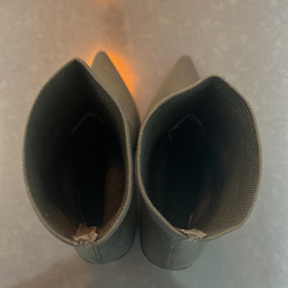 Unknown brand, knit sock, pointed toe, 4’ chunky heel, ankle booties, army green - Picture 5 of 10